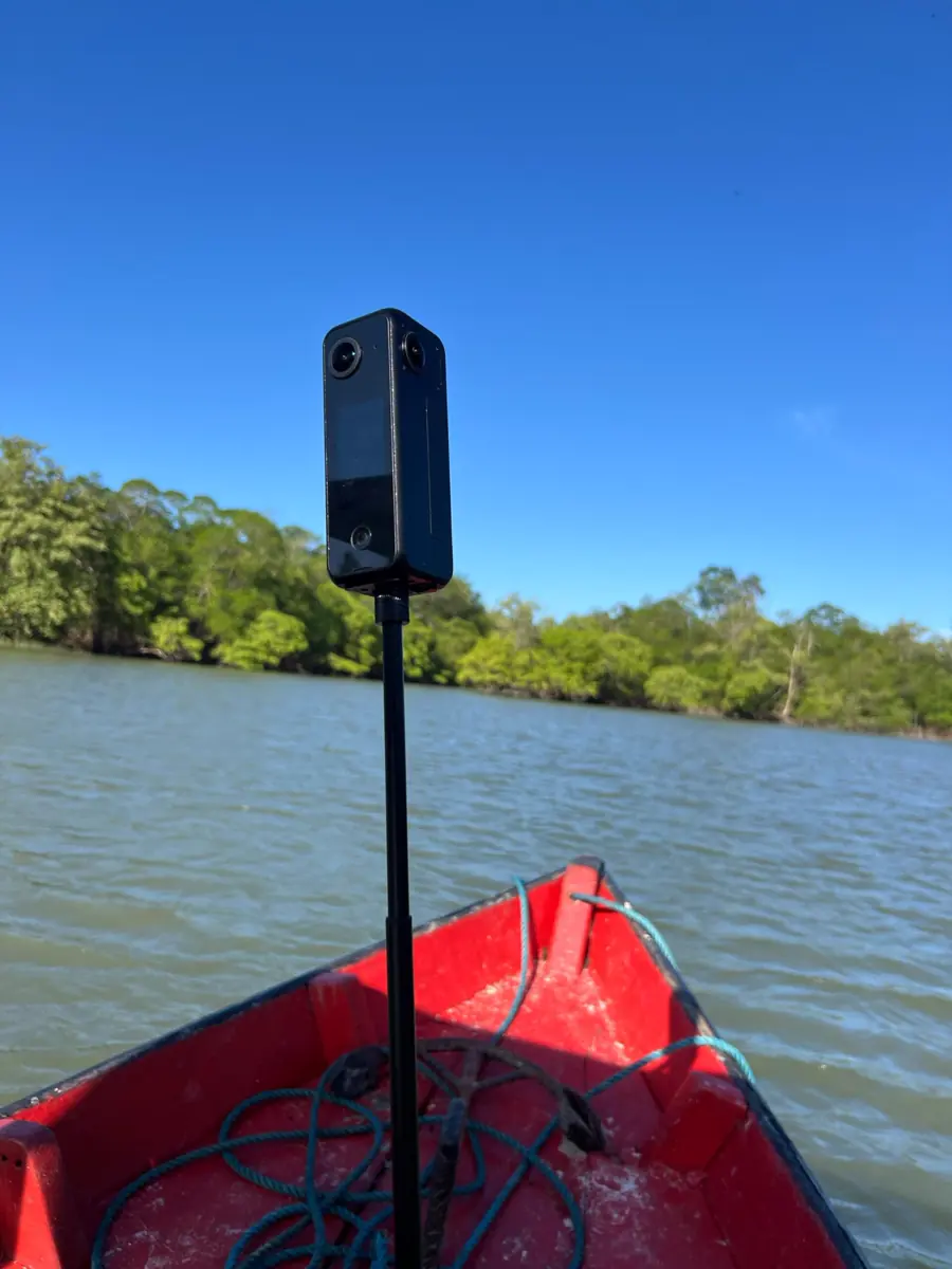 Câmera 360° em um caiaque no rio